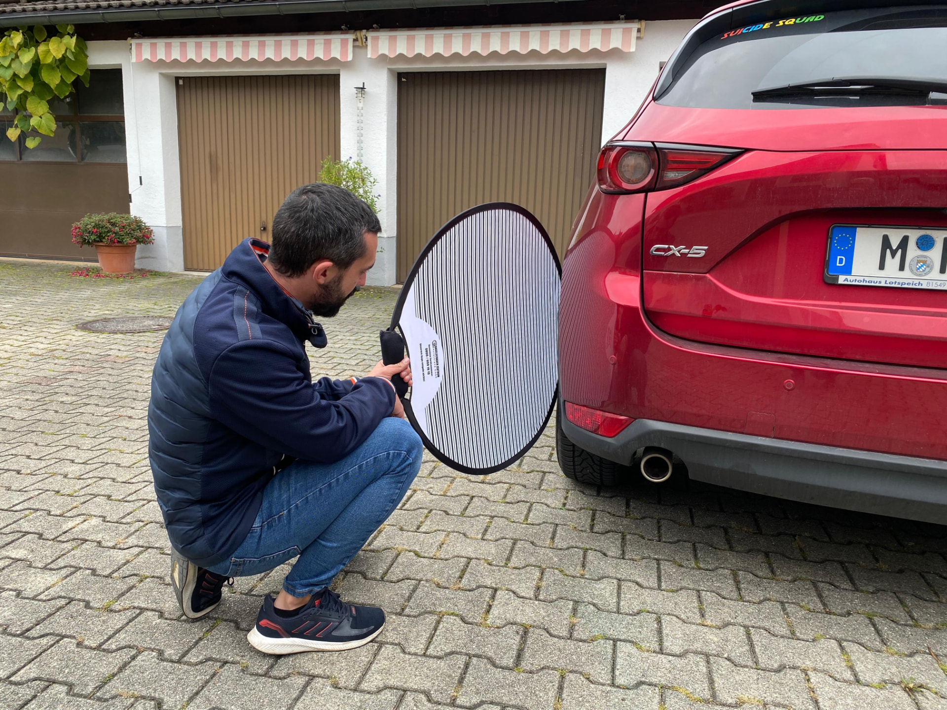 Lackprüfung mit Streifenlichtreflektor am Fahrzeugheck