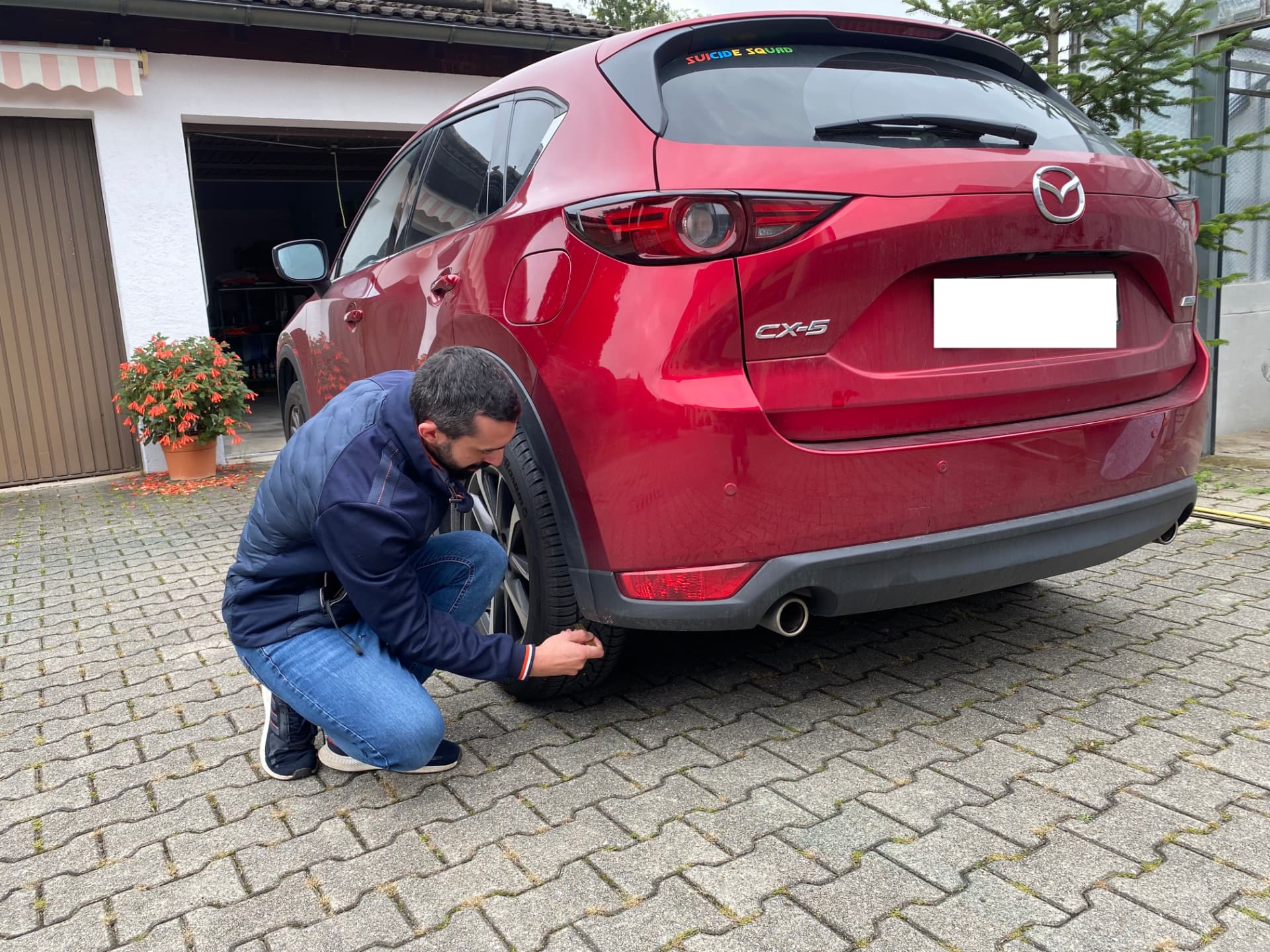 Kfz-Sachverständiger dokumentiert einen Unfallschaden am Fahrzeug in Taufkirchen